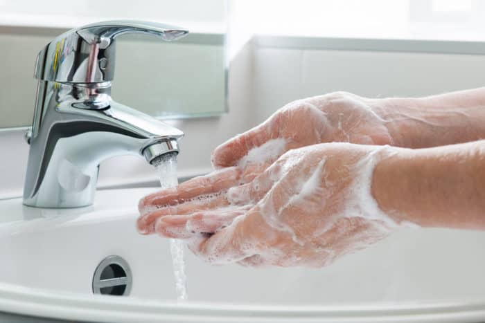 mosson kezet a WC-ből