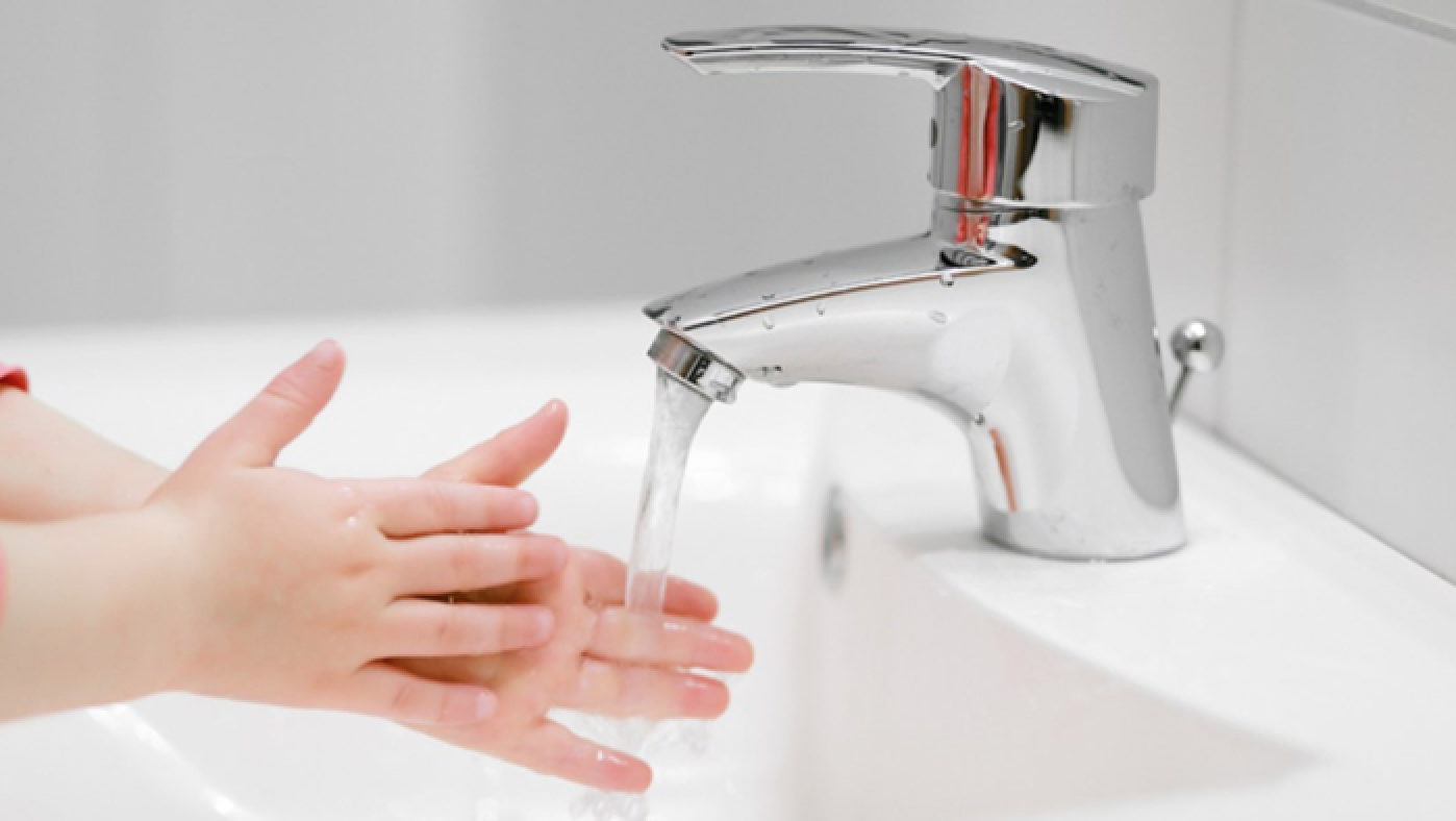mosson kezet folyó vízzel