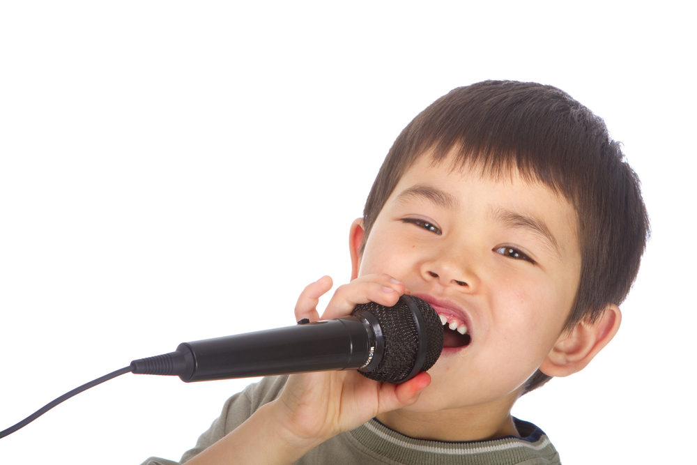 gyermek énekel