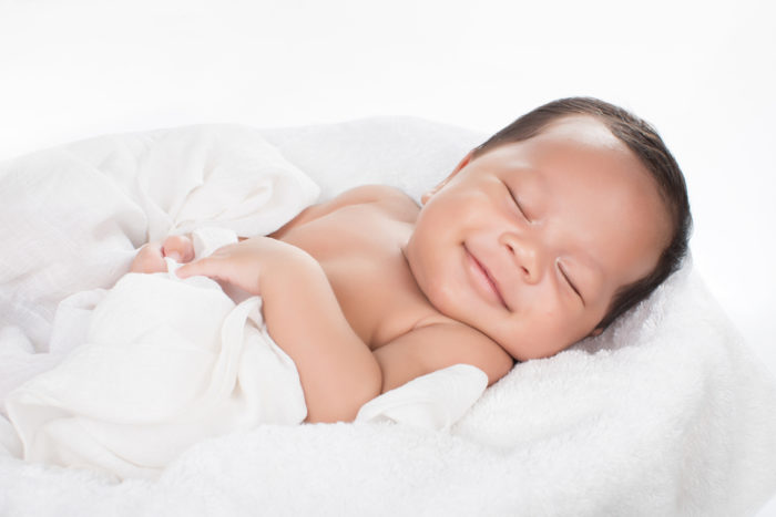 baba mosolyog alvás közben