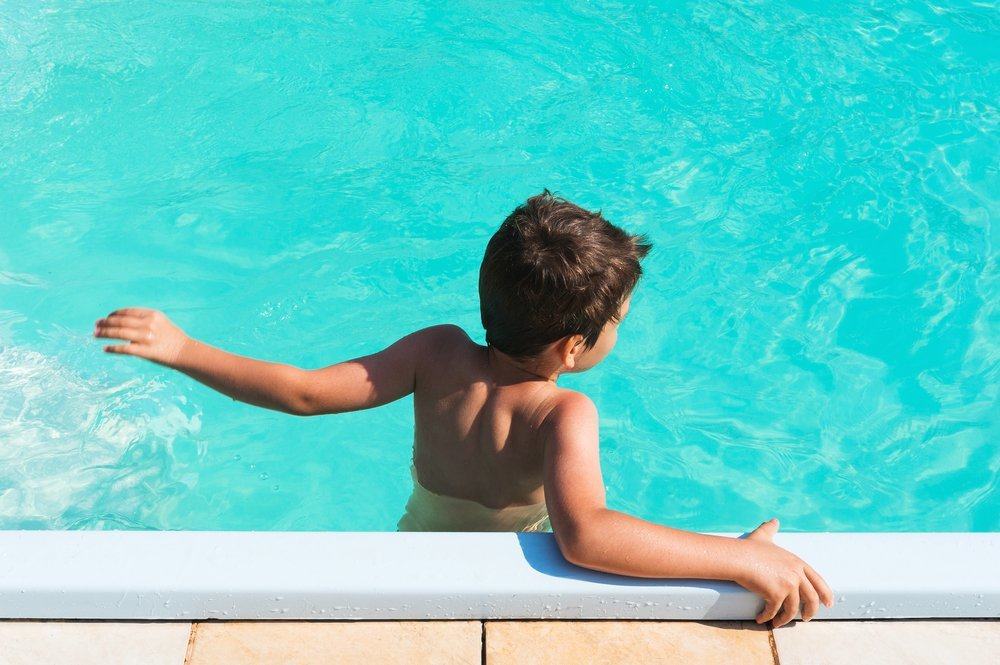 a gyerekek félnek úszni