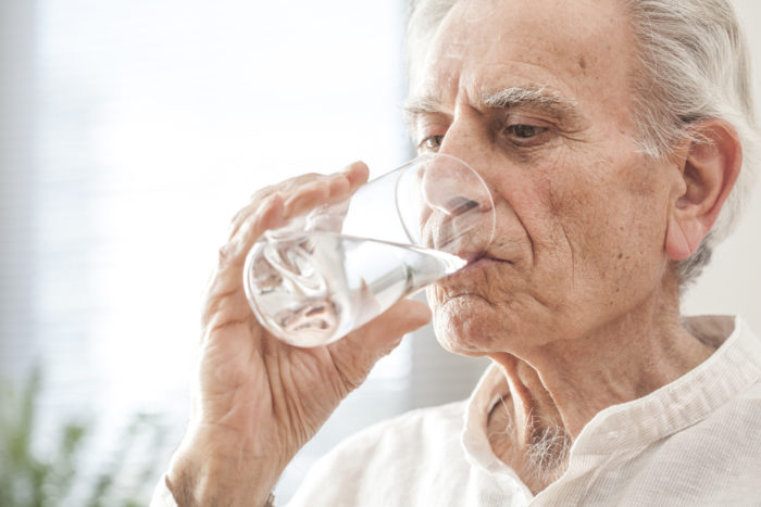 idősek iszik vizet
