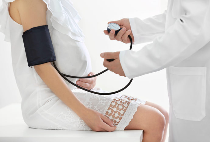 a terhes nők vérnyomásának ellenőrzése