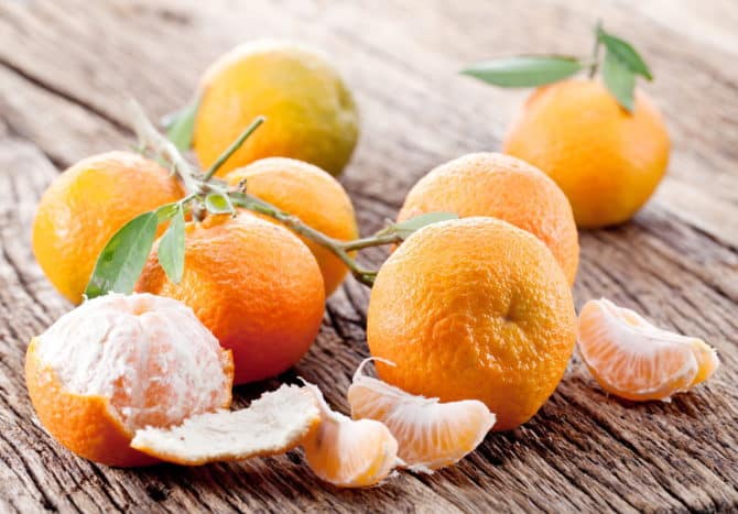 fehér szálak narancsokban