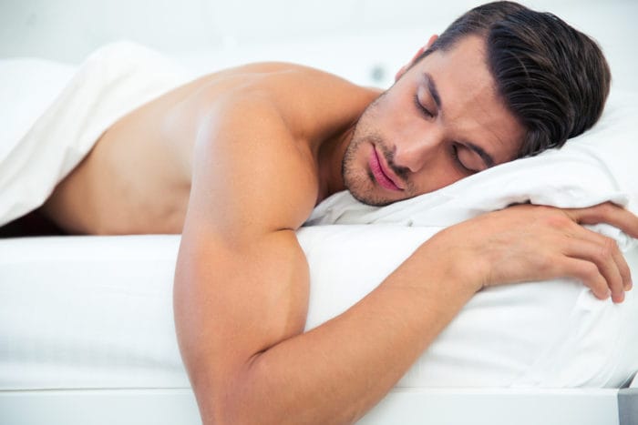 a meztelen alvás előnyei