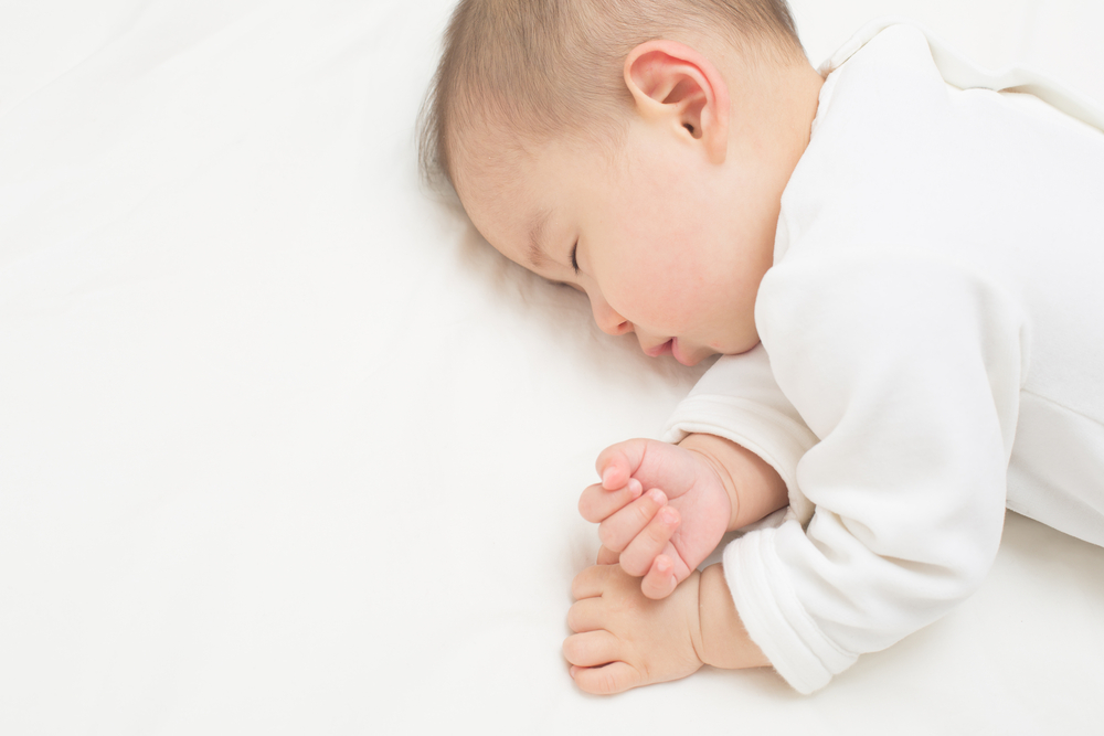 a baba a vakcina után alszik