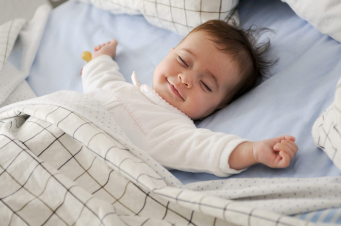 baba mosolyog alvás közben